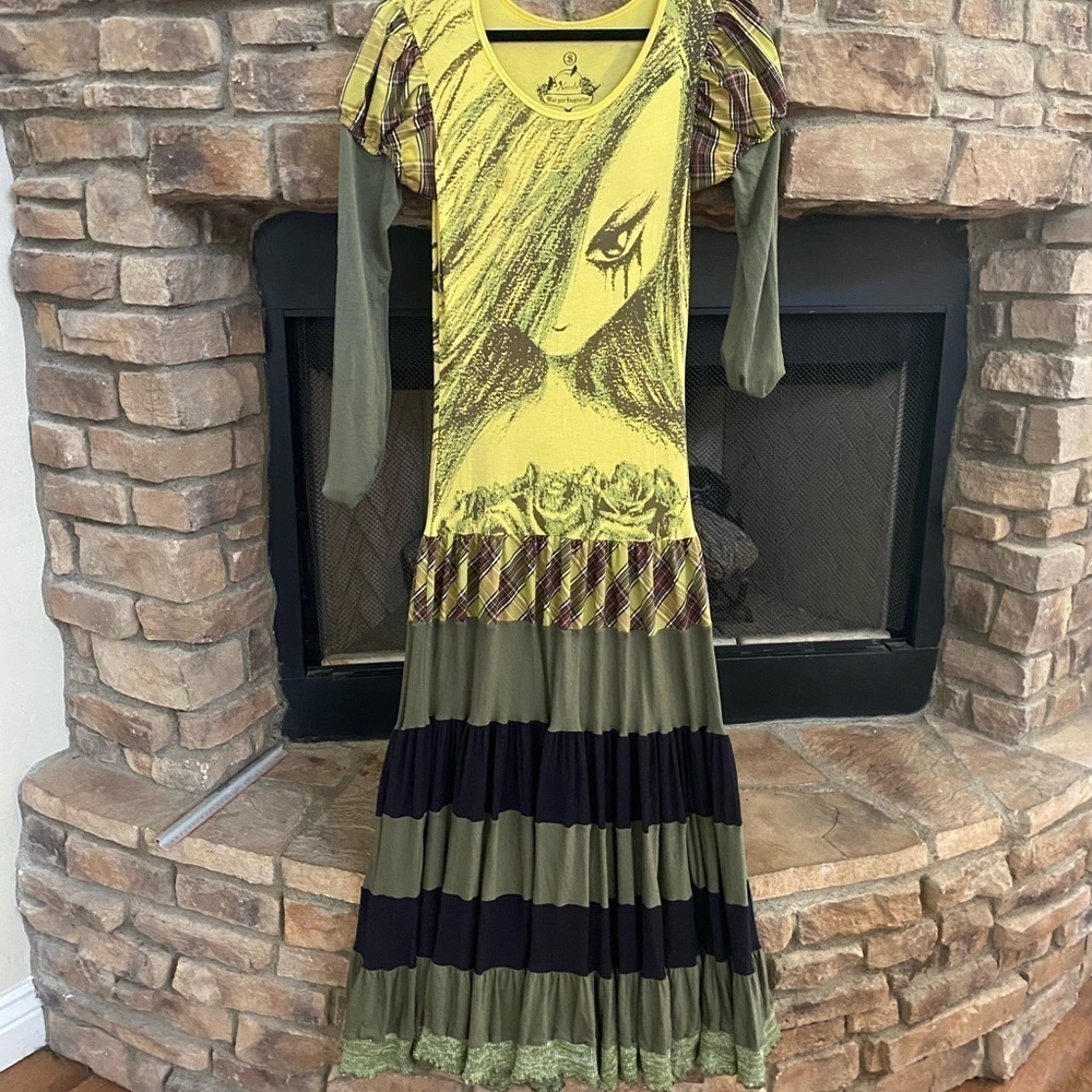 Nuvula Exquisite statement dress with drop down waist and ruffled bottom. Small